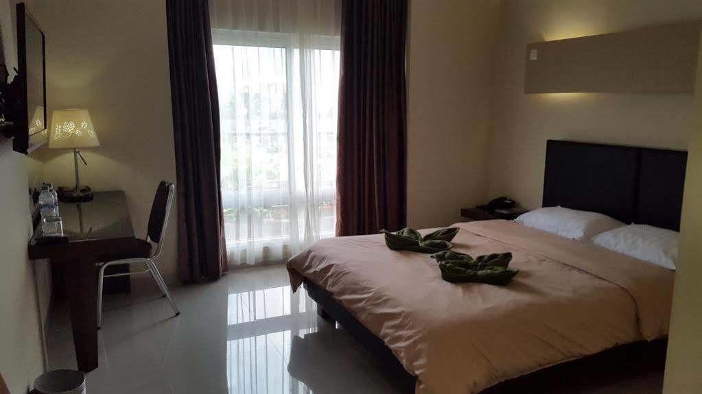 Tomohon Jhoanie Hotel מראה חיצוני תמונה