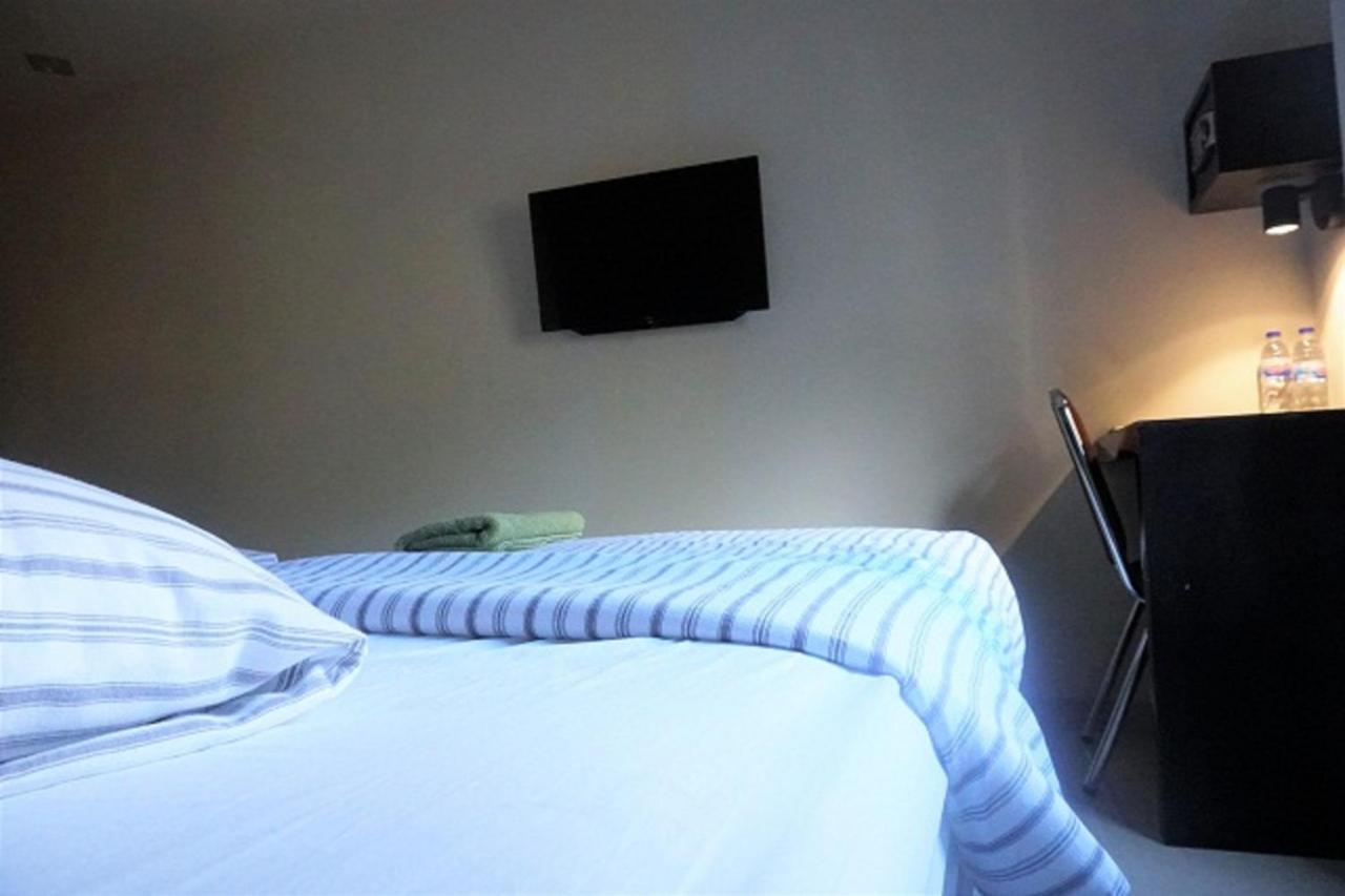 Tomohon Jhoanie Hotel מראה חיצוני תמונה