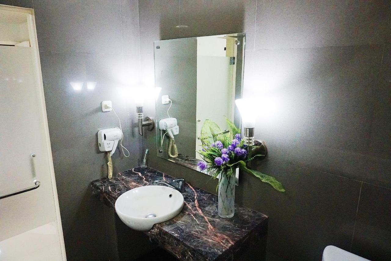 Tomohon Jhoanie Hotel מראה חיצוני תמונה